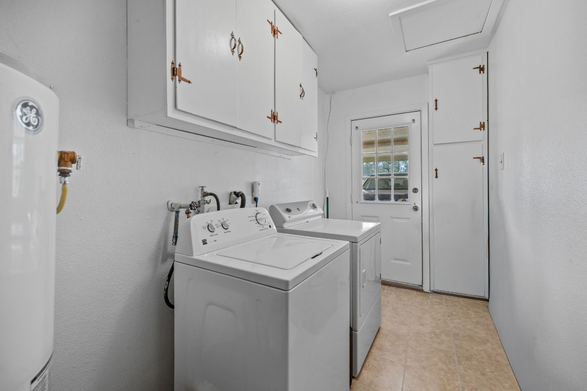 400 Dora Street Cleveland, TX 77328 - Photo 8 of 19 a utility room with sink dryer and washer