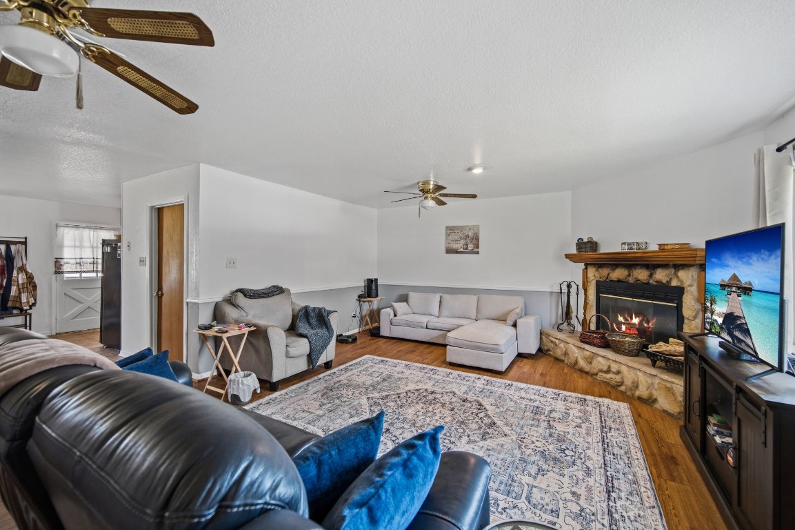 400 Dora Street Cleveland, TX 77328 - Photo 10 of 19 a living room with furniture