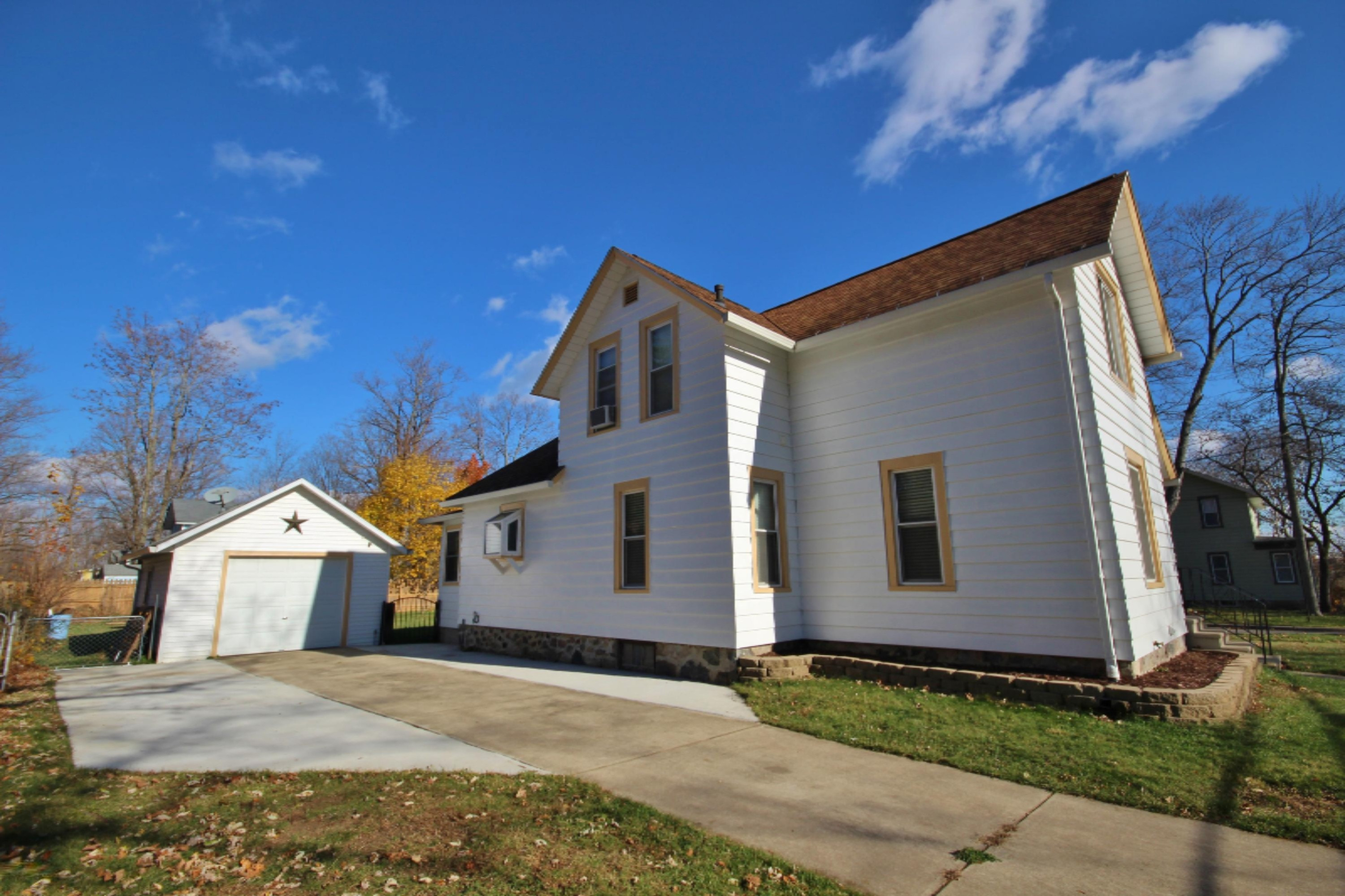 703 Pealer Street Three Rivers, MI 49093 - Photo 2 of 23 IMG_4788
