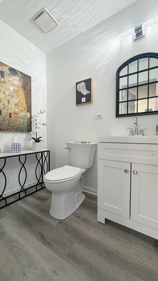 583 Dunham Road Gurnee, IL 60031 - Photo 14 of 25 a bathroom with a toilet a sink and mirror