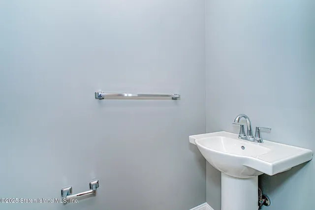 $829,000 | 2437 Victory Boulevard | South New York