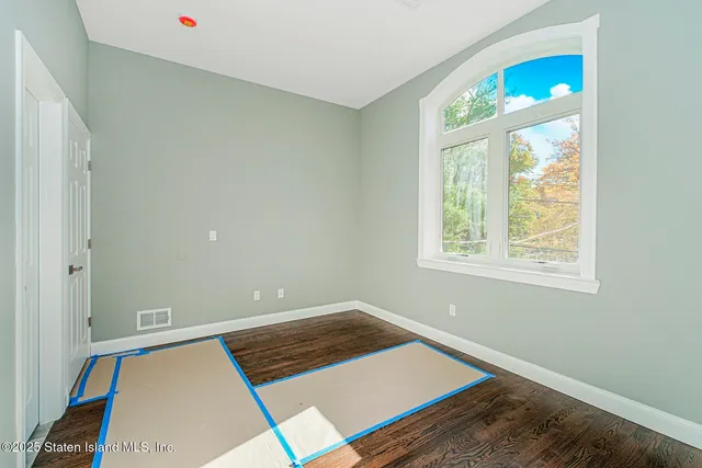 $829,000 | 2437 Victory Boulevard | South New York