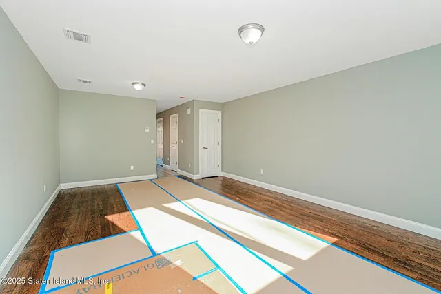 $829,000 | 2437 Victory Boulevard | South New York