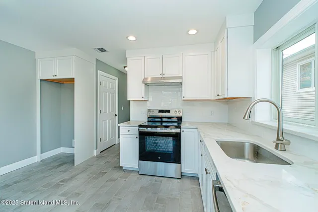 $829,000 | 2437 Victory Boulevard | South New York