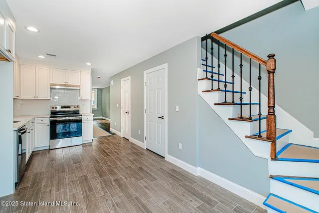 $829,000 | 2437 Victory Boulevard | South New York