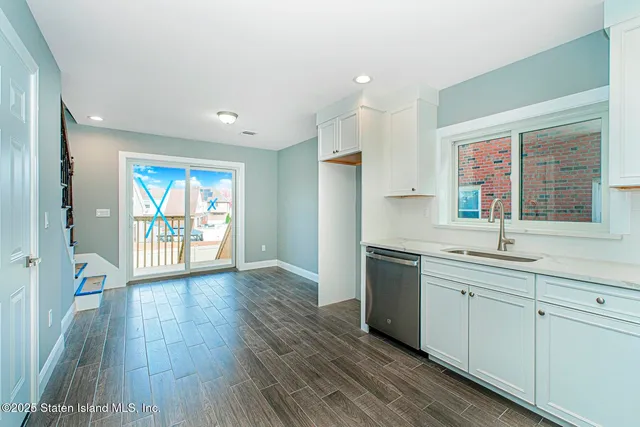 $829,000 | 2437 Victory Boulevard | South New York