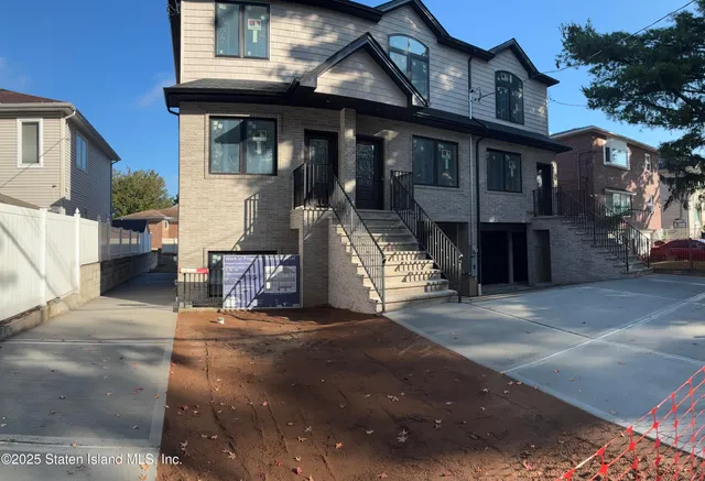 $829,000 | 2437 Victory Boulevard | South New York