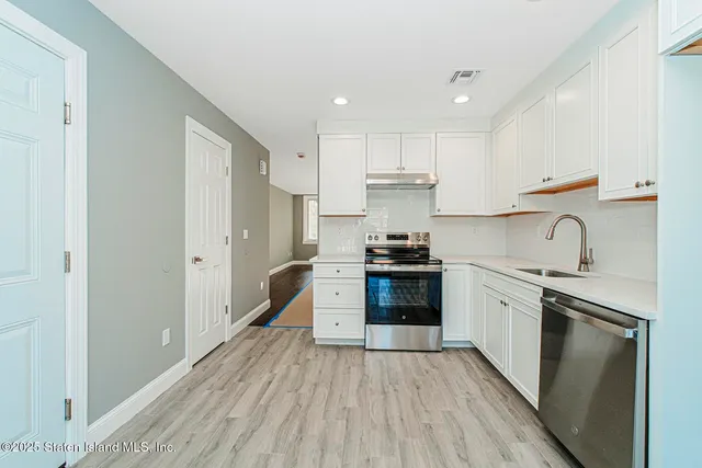 $829,000 | 2437 Victory Boulevard | South New York