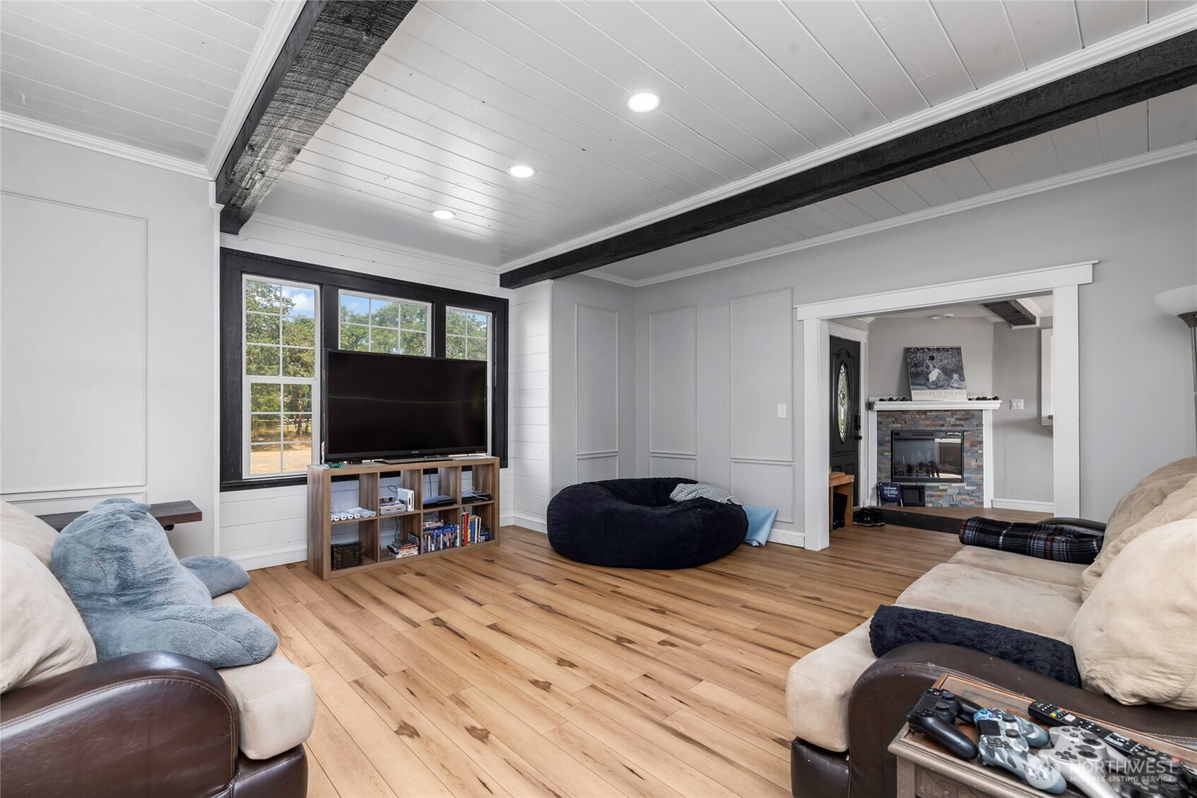 1855 South Bank Road Oakville, WA 98568 - Photo 9 of 22 a living room with furniture and a flat screen tv