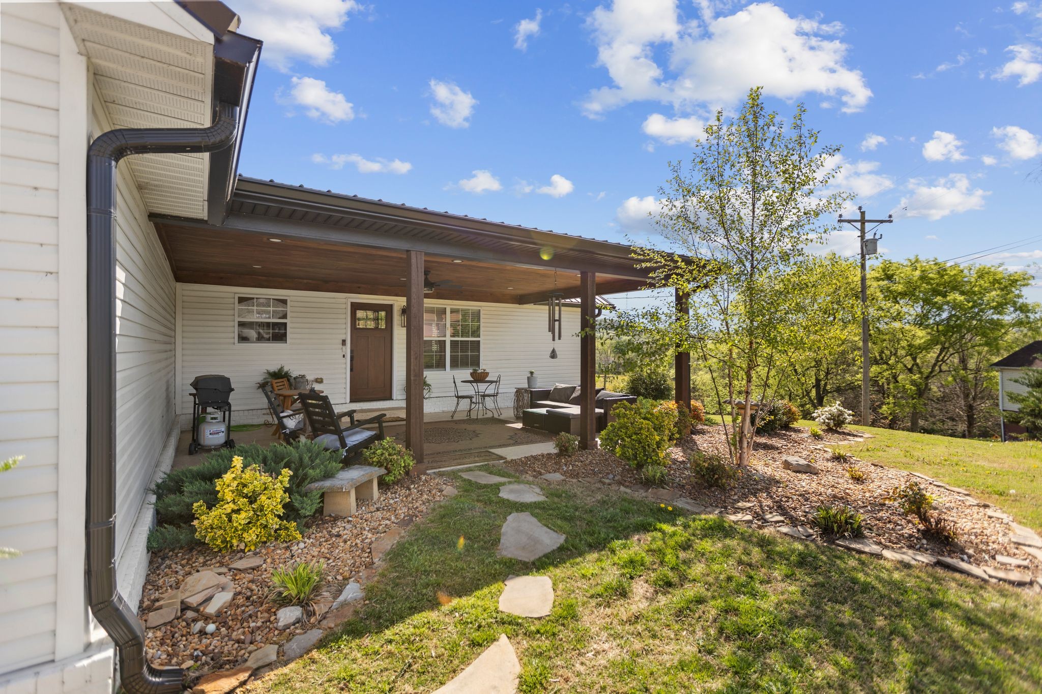 106 Edgehill Road Fayetteville, TN 37334 - Photo 6 of 47 a front view of a house with garden