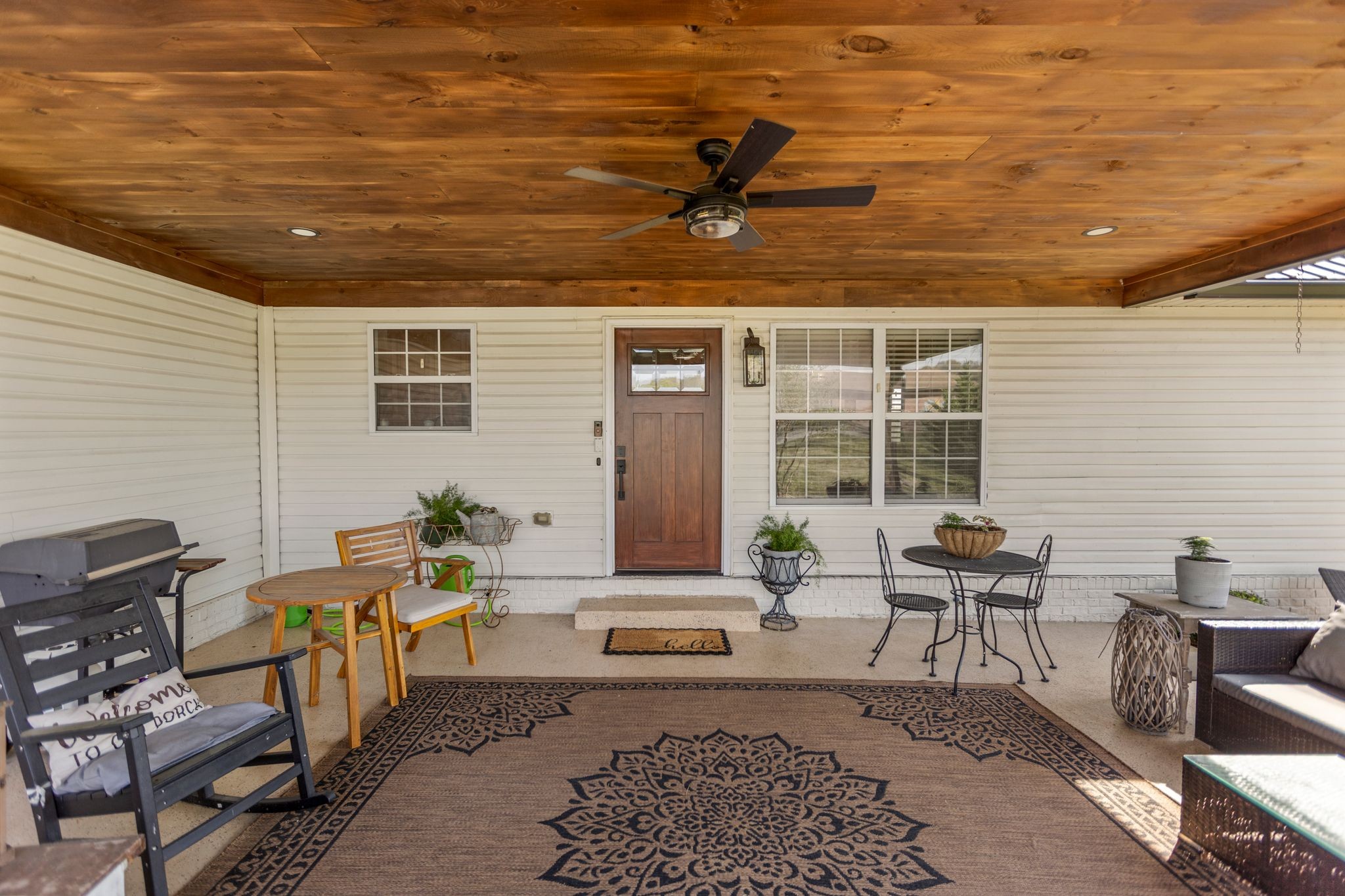 106 Edgehill Road Fayetteville, TN 37334 - Photo 7 of 47 a balcony with furniture and a potted plant