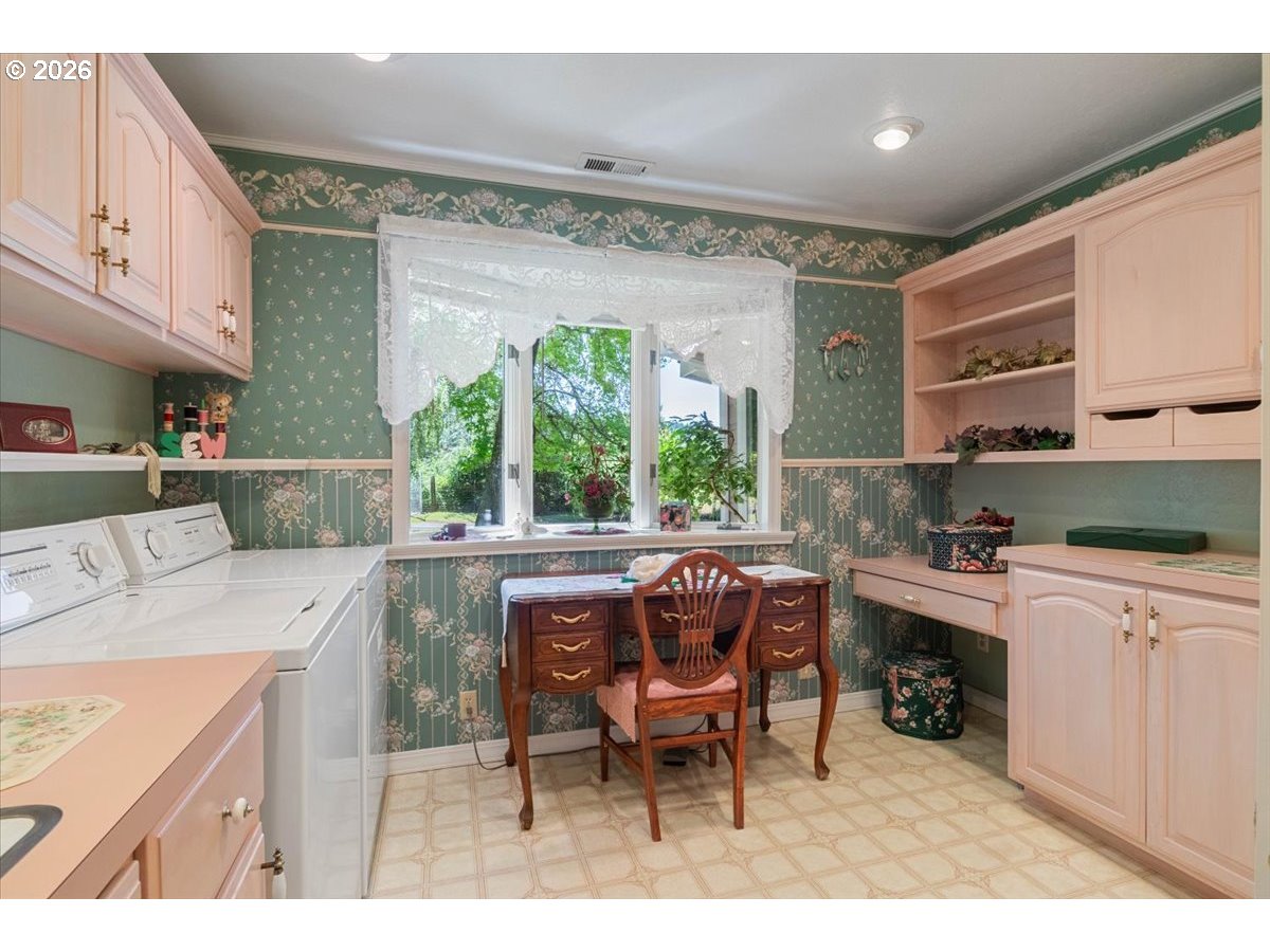 1300 Fair Oaks Road Oakland, OR 97462 - Photo 23 of 48 a kitchen with a table chairs and a window