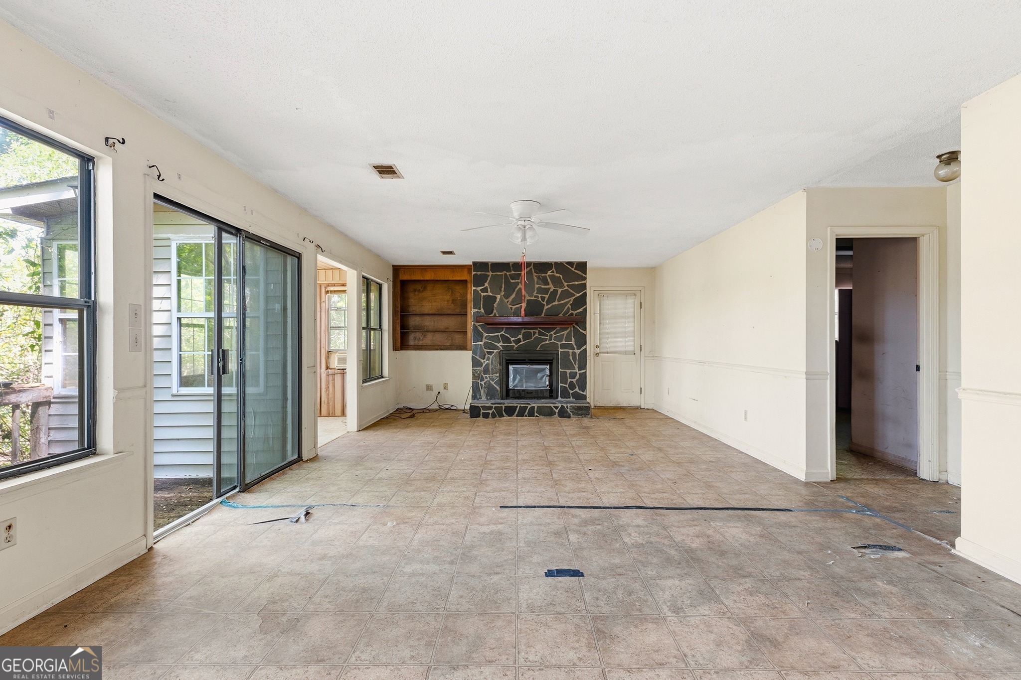342 North Lake Drive Perry, GA 31069 - Photo 13 of 22 an empty room with windows