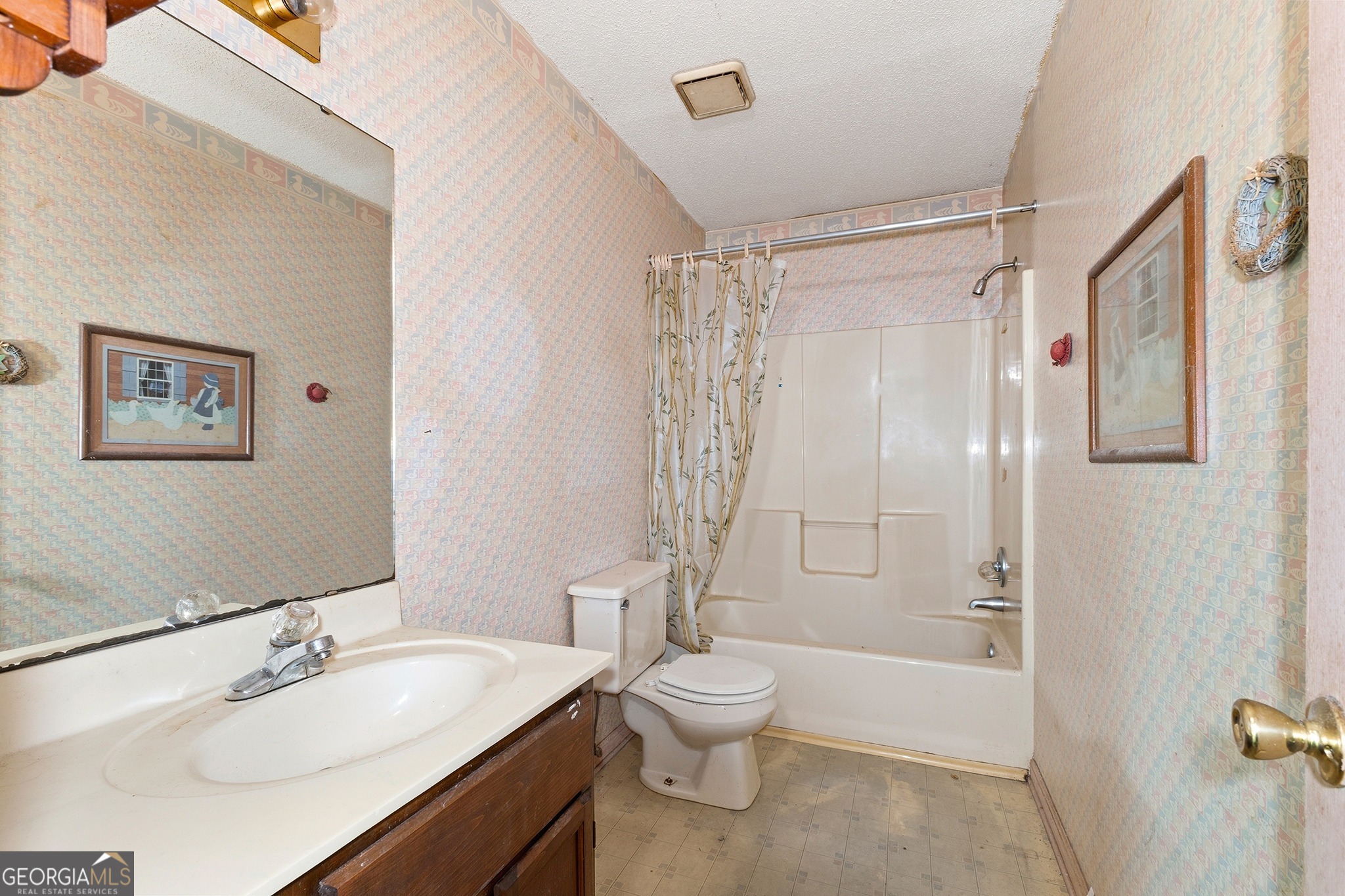 342 North Lake Drive Perry, GA 31069 - Photo 19 of 22 a bathroom with a sink toilet and shower