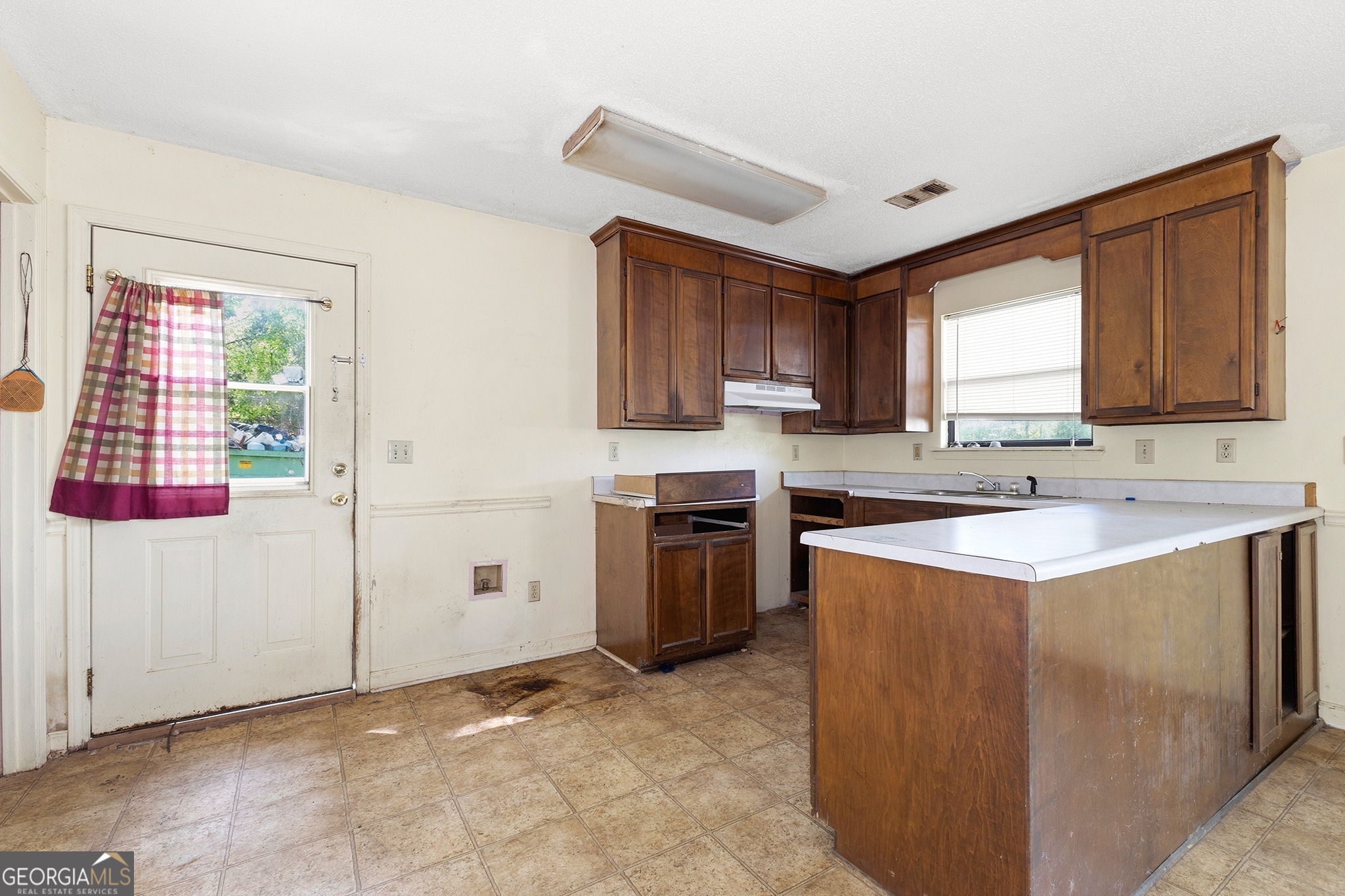 342 North Lake Drive Perry, GA 31069 - Photo 10 of 22 a kitchen with a sink stove and refrigerator
