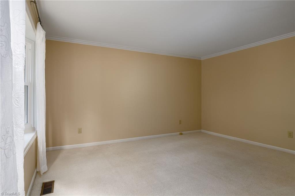 5200 Candlewick Road Greensboro, NC 27455 - Photo 4 of 33 Vacant Living Room