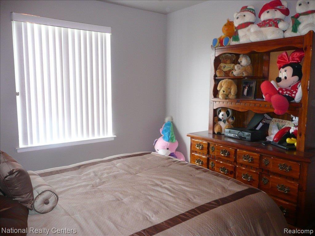 643 Tennyson Rochester, MI 48307 - Photo 10 of 14 2ND BEDROOM ON UPPER LEVEL