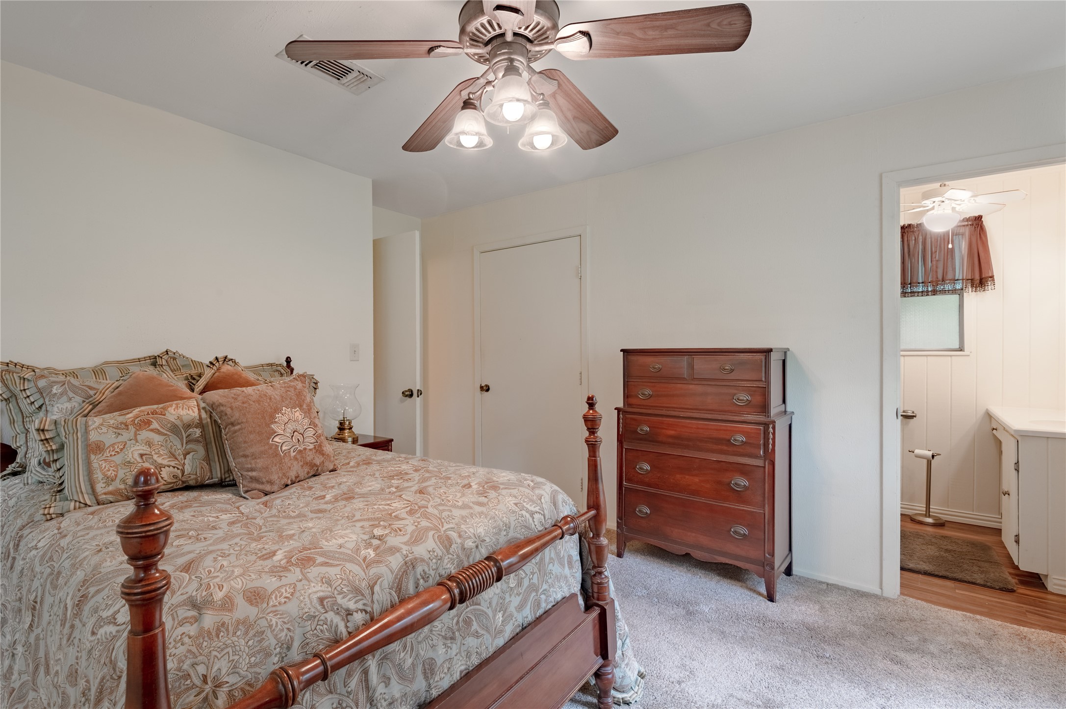 118 Pine Ridge Lane Huntsville, TX 77340 - Photo 20 of 36 Primary Bedroom