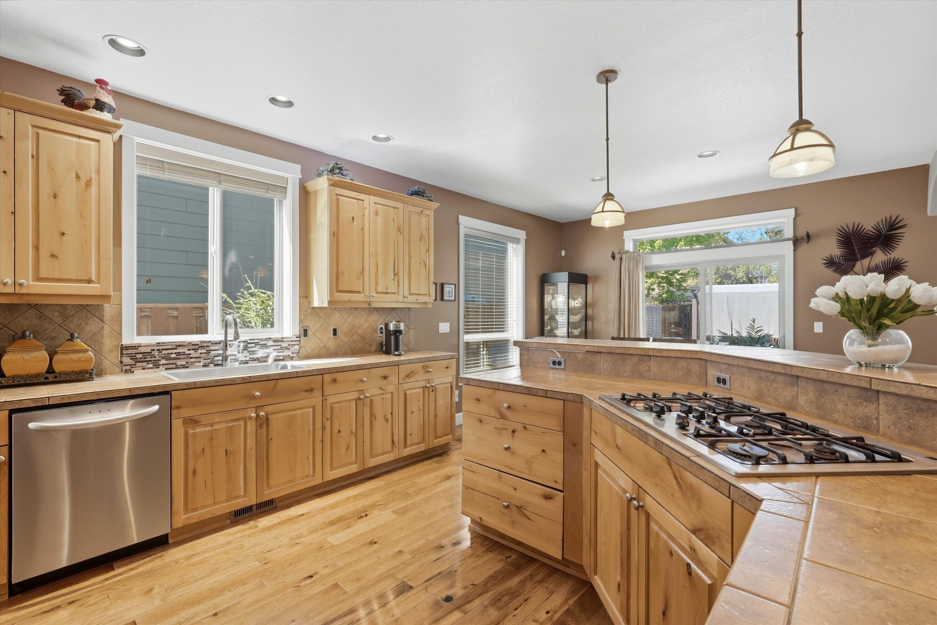 61235 Splendor Lane Bend, OR 97702 - Photo 23 of 52 Functional kitchen with bright inviting feel