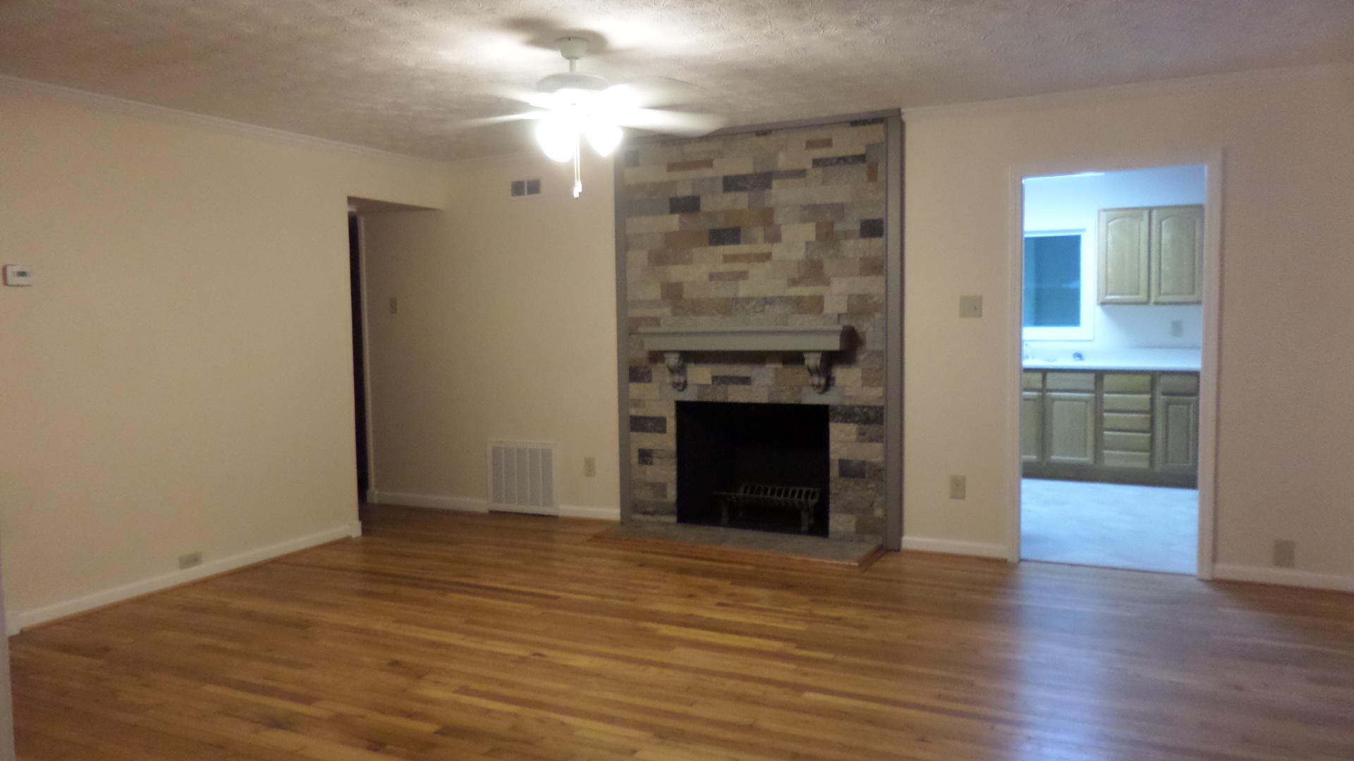 329 East Fairview Road Oak Ridge, TN 37830 - Photo 3 of 21 Living Room