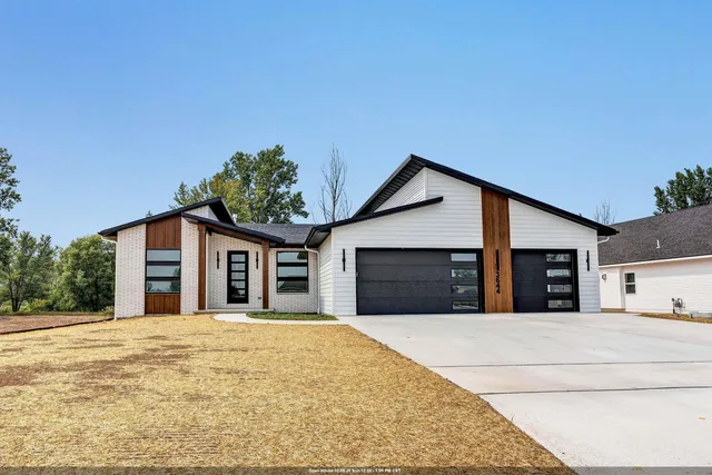 $669,900 | 3644 East Hank Avenue, De Pere, WI 54115