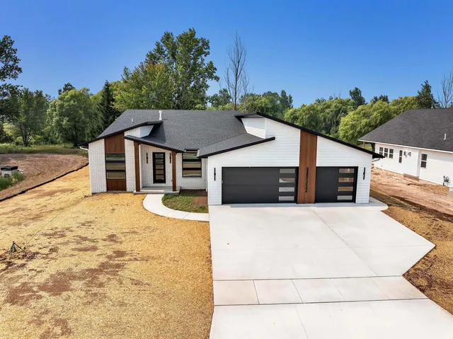 $669,900 | 3644 East Hank Avenue, De Pere, WI 54115