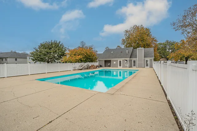 a white building that has a lots of windows