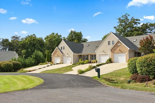 $329,000 | 35 Hickory Nut Lane, Staunton, VA 24401