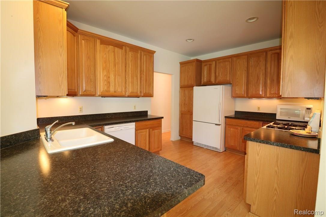 2447 Devonshire Road Bloomfield Hills, MI 48302 - Photo 13 of 22 IMG_9417.jpeg