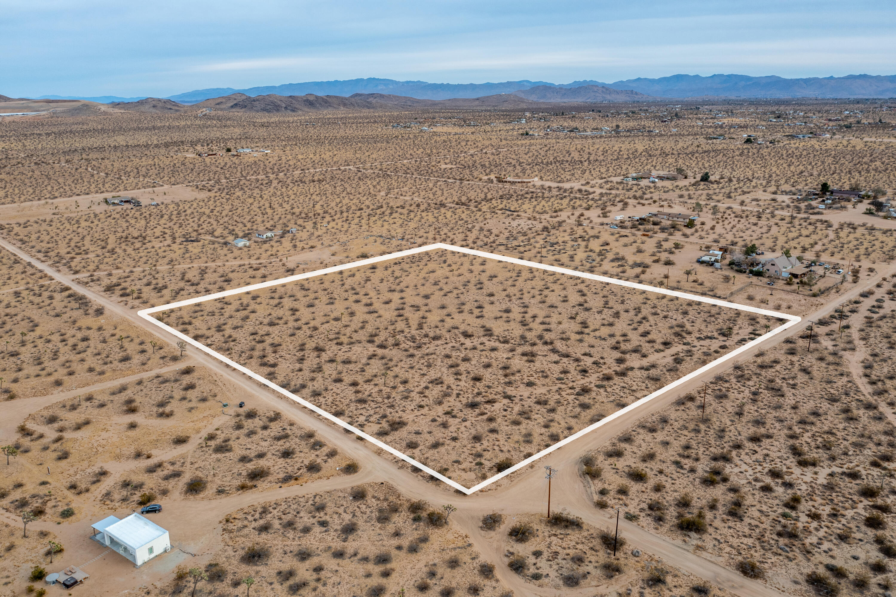57755 Boo Lane Yucca Valley, CA 92284 - Photo 5 of 13 a view of a large building