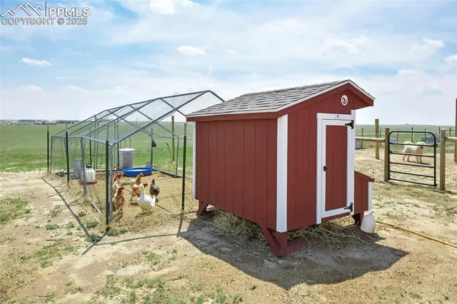 a view of a house with backyard