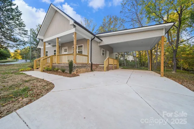 a view of a house with backyard and trees