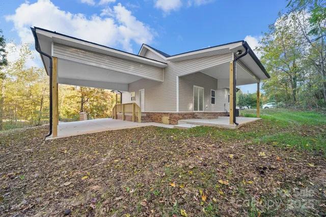 a house view with a outdoor space