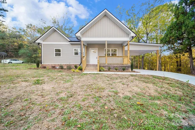 a view of a house with a yard