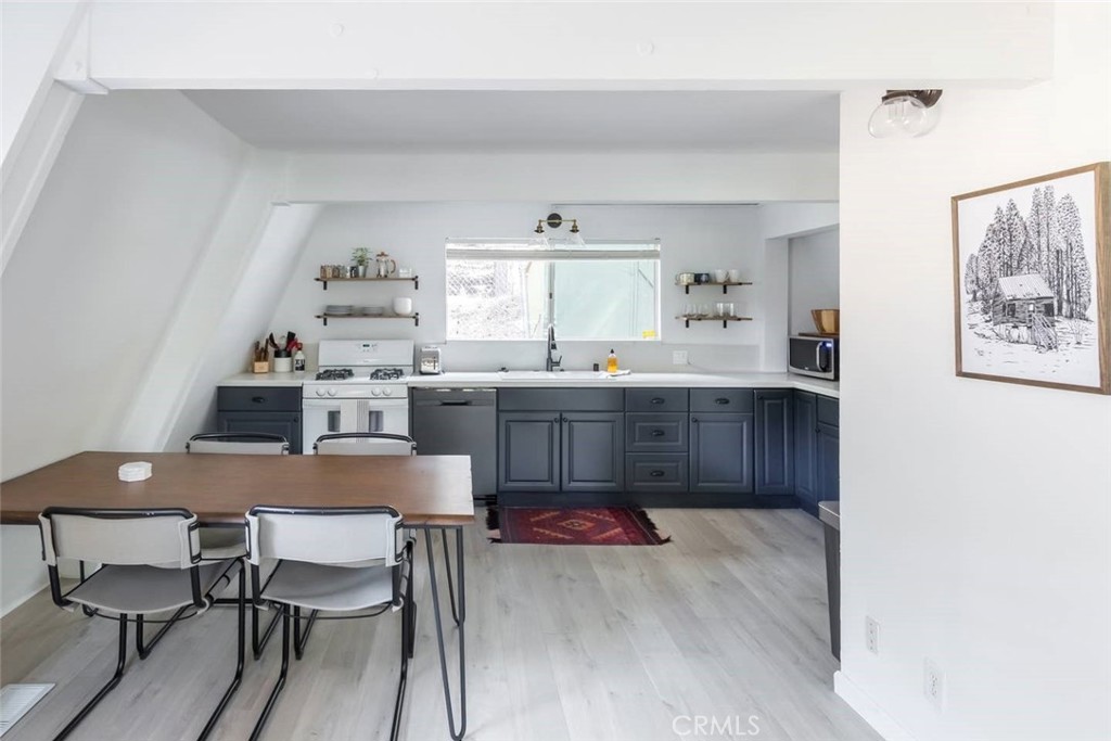 911 Kuffel Canyon Road Lake Arrowhead, CA 92385 - Photo 6 of 23 a kitchen with a table and chairs in it