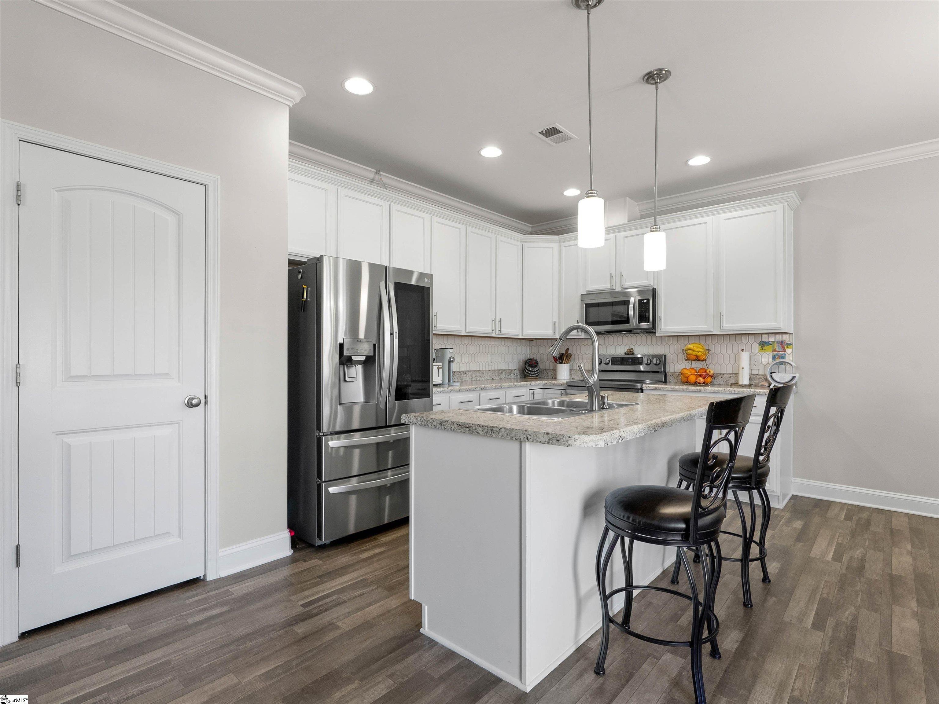 318 Barnhill Court Greenville, SC 29617 - Photo 8 of 47