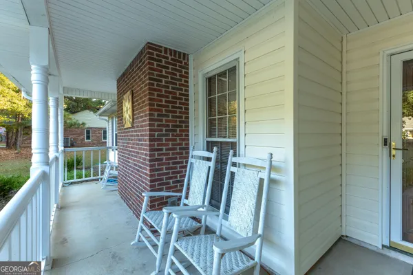 a view of entryway with outdoor seating