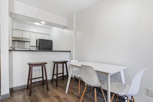 $950 | 9520 Royal Lane, Unit 207, Dallas, TX 75243