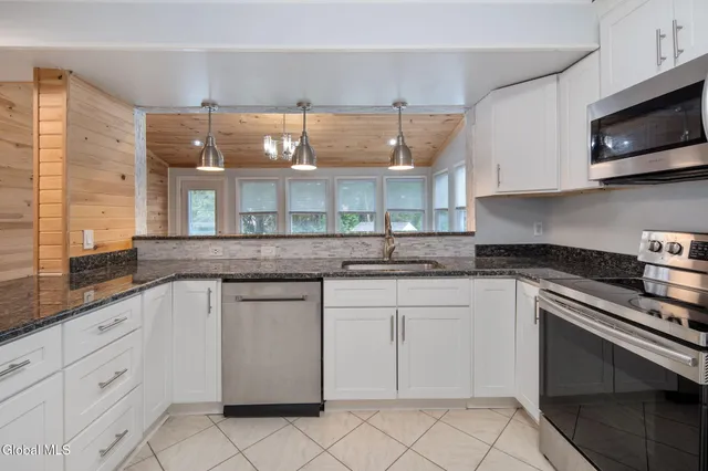 $520,000 | 228 Vincenza Lane, Guilderland, NY 12303