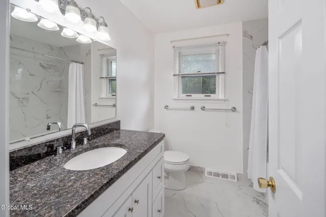 $520,000 | 228 Vincenza Lane, Guilderland, NY 12303