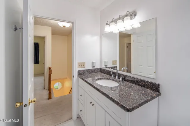 $520,000 | 228 Vincenza Lane, Guilderland, NY 12303