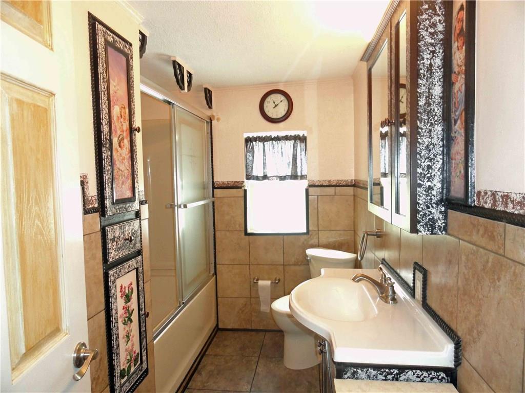 195 Kerr Road Greensburg, PA 15601 - Photo 19 of 25 2nd floor bath with tub & shower