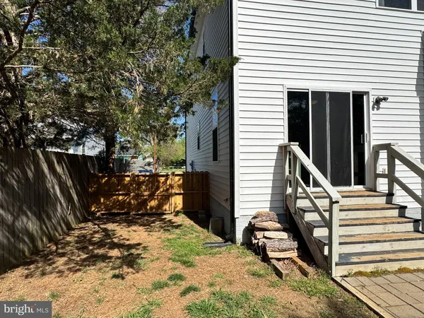 $2,700 | 233 A Church Street, Fredericksburg, VA 22408