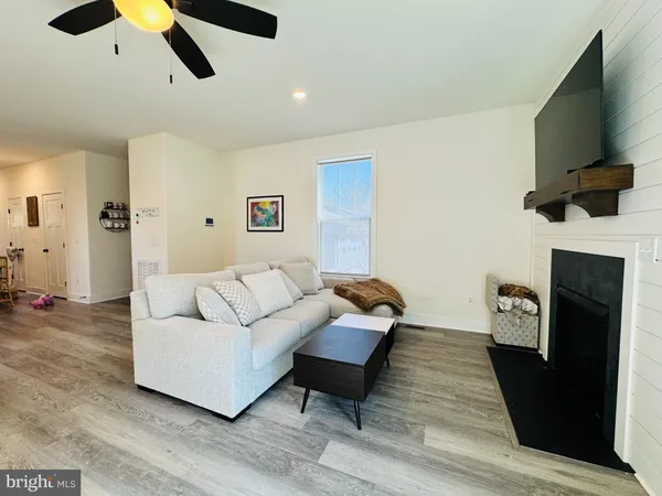 $2,700 | 233 A Church Street, Fredericksburg, VA 22408