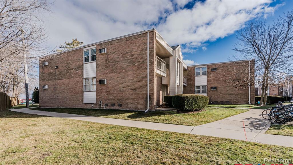 1629 Cass Lake Road, Unit C Keego Harbor, MI 48320 - Photo 5 of 40