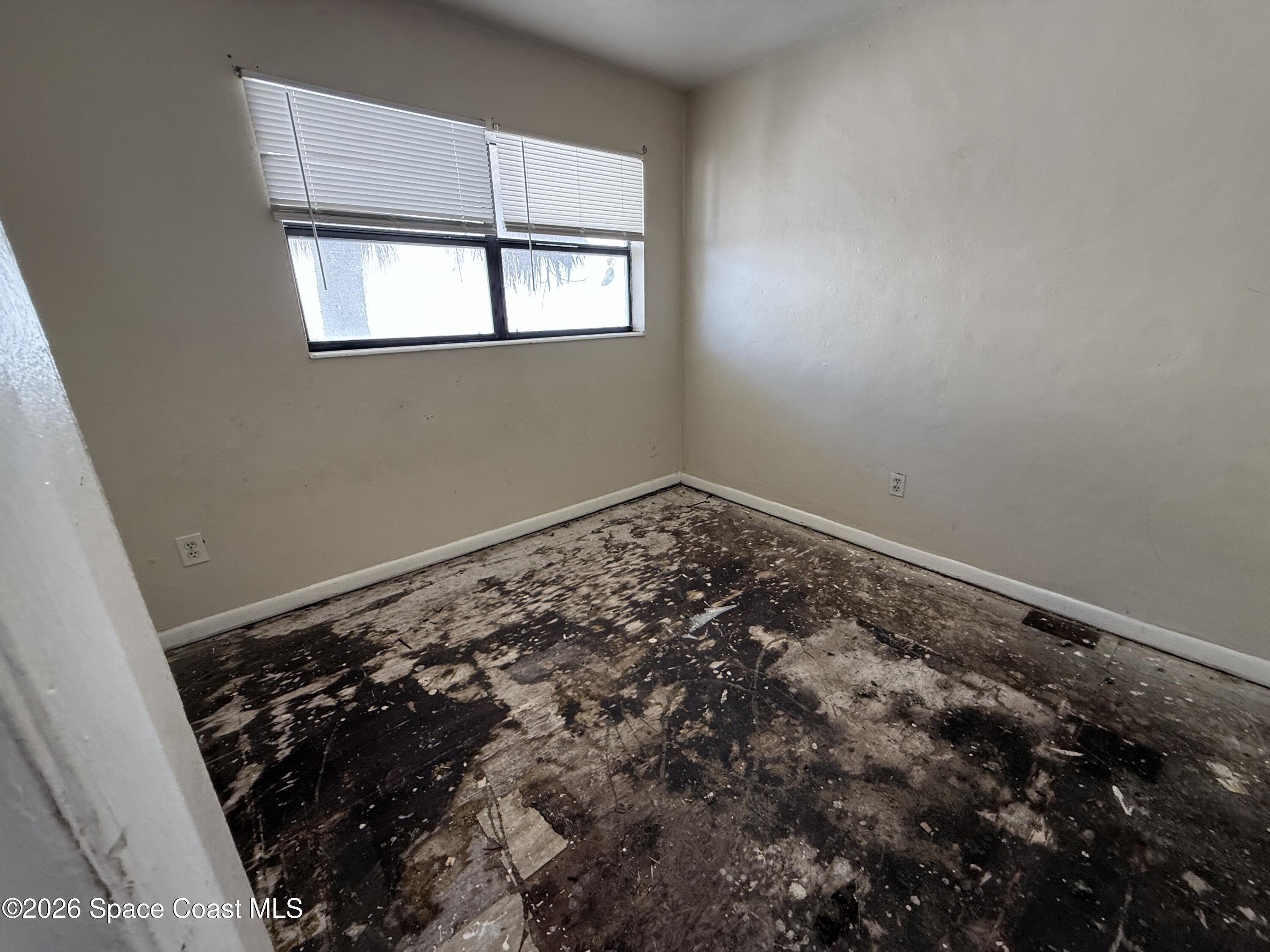 27 Ella Street, Unit B Melbourne, FL 32935 - Photo 14 of 18 an empty room with a window