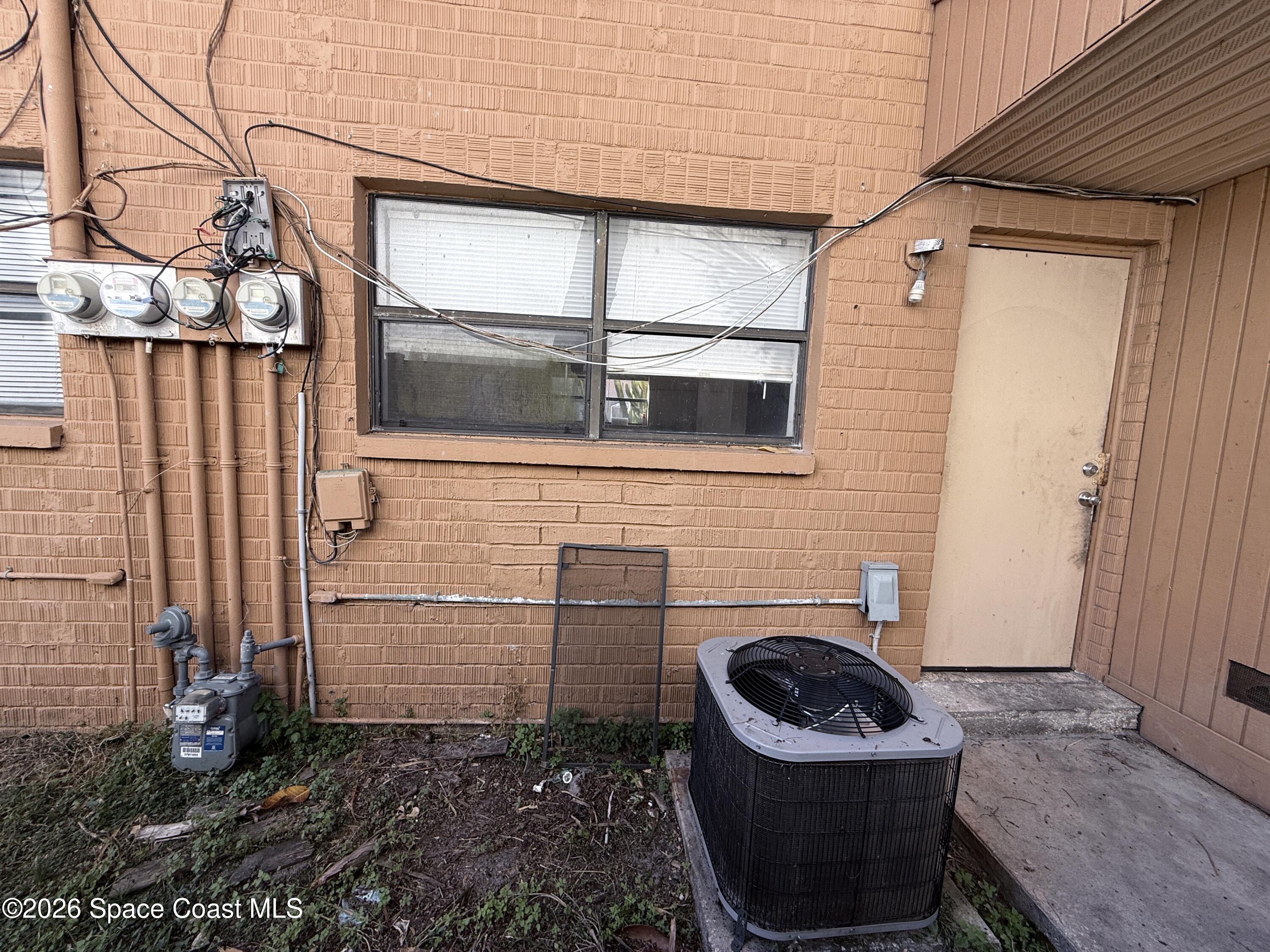27 Ella Street, Unit B Melbourne, FL 32935 - Photo 6 of 18 a backyard of a house with barbeque oven and a stove