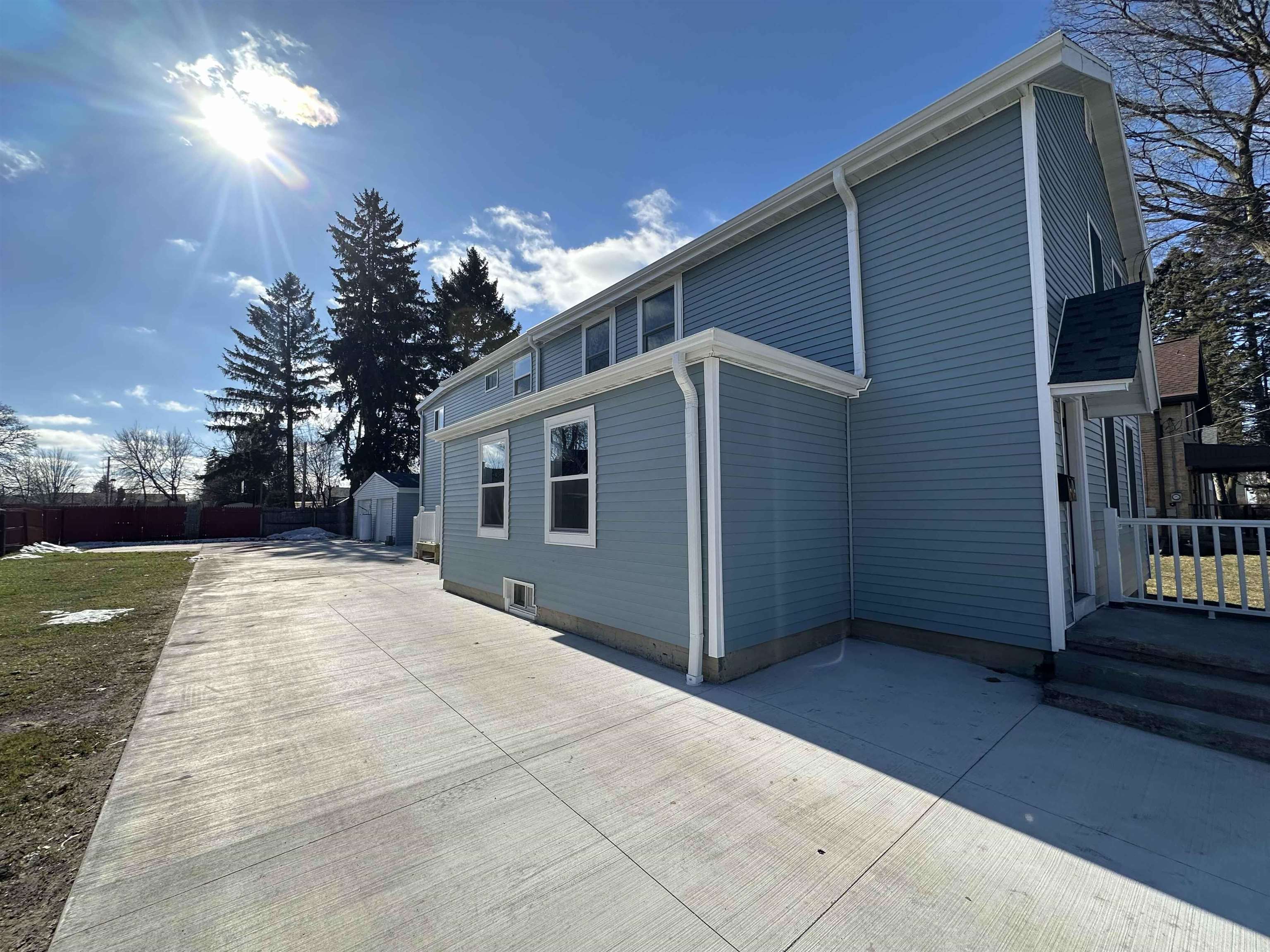 911 St Clair Street Manitowoc, WI 54220 - Photo 4 of 20