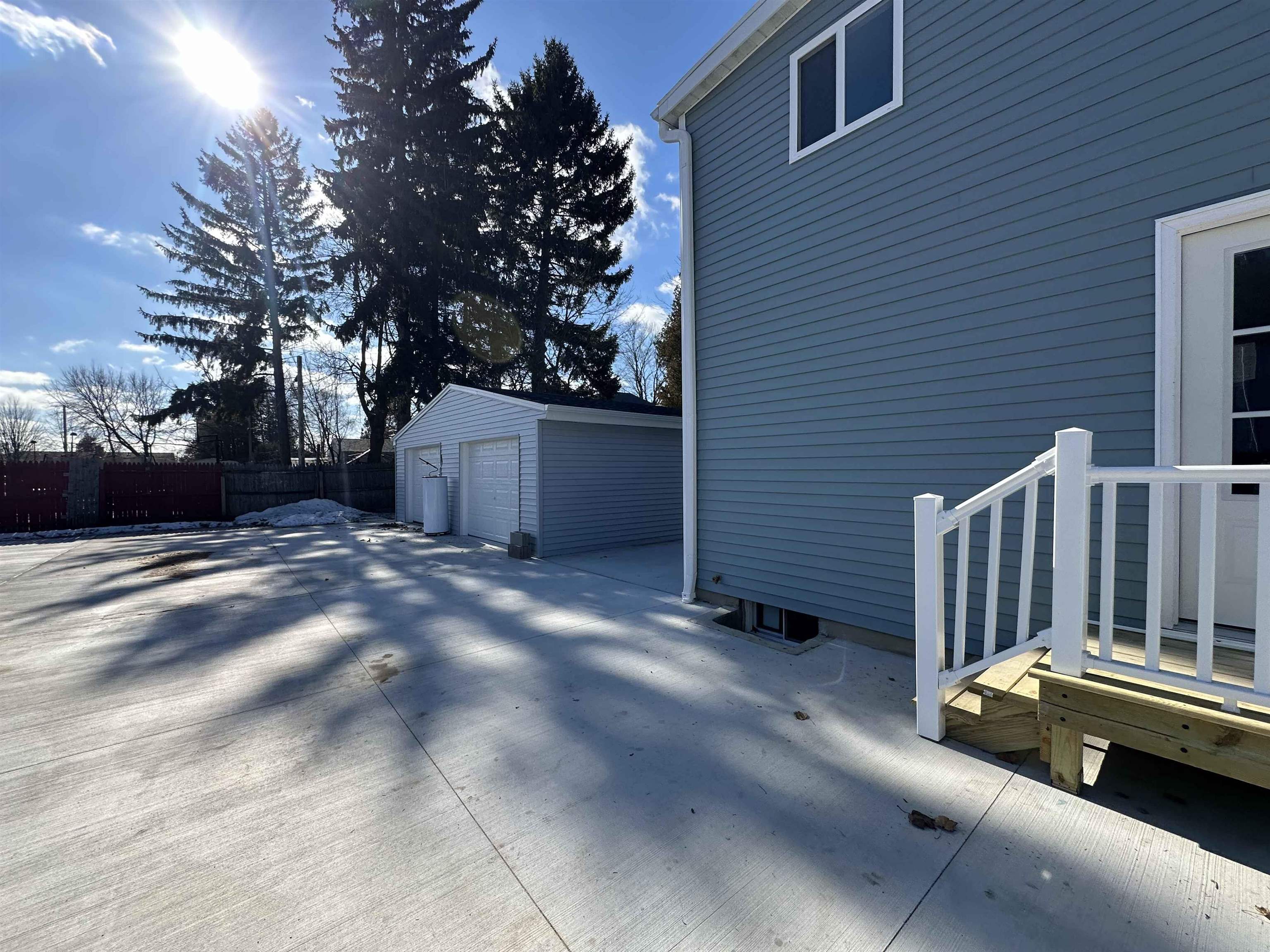 911 St Clair Street Manitowoc, WI 54220 - Photo 5 of 20