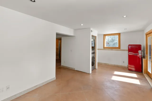 a view of entryway with washer and dryer